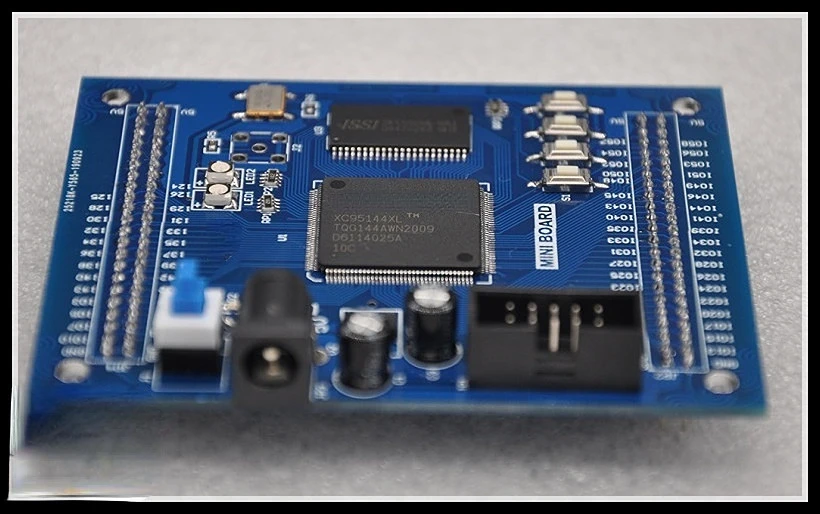 

Минимальная плата разработки системы CPLD Xc95288xl с SRAM