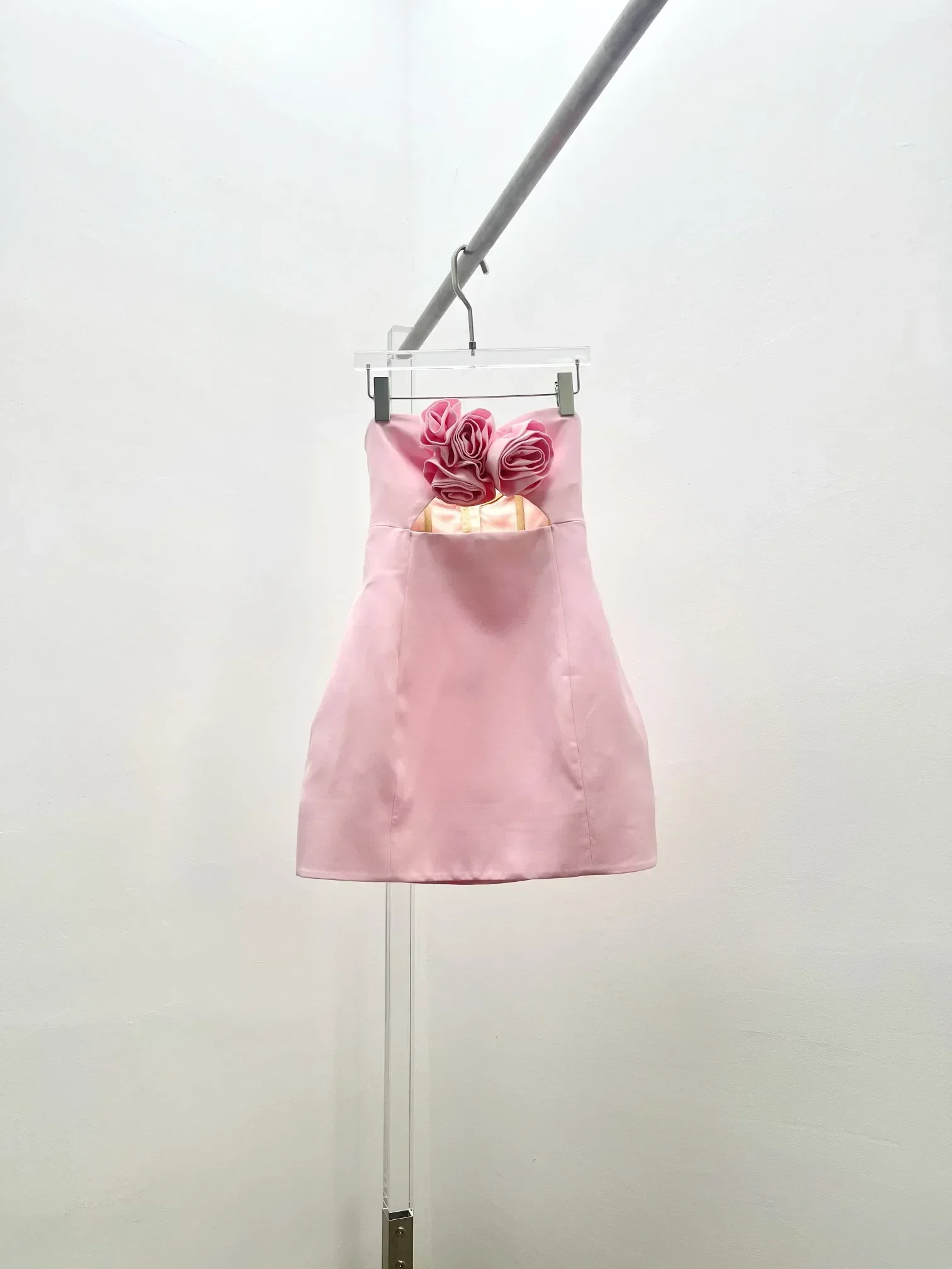 

2023 New Collection High Quality White Blue Pink Sleeveless Mini Dress for Party Slim Cut Out Strapless Women Clothing