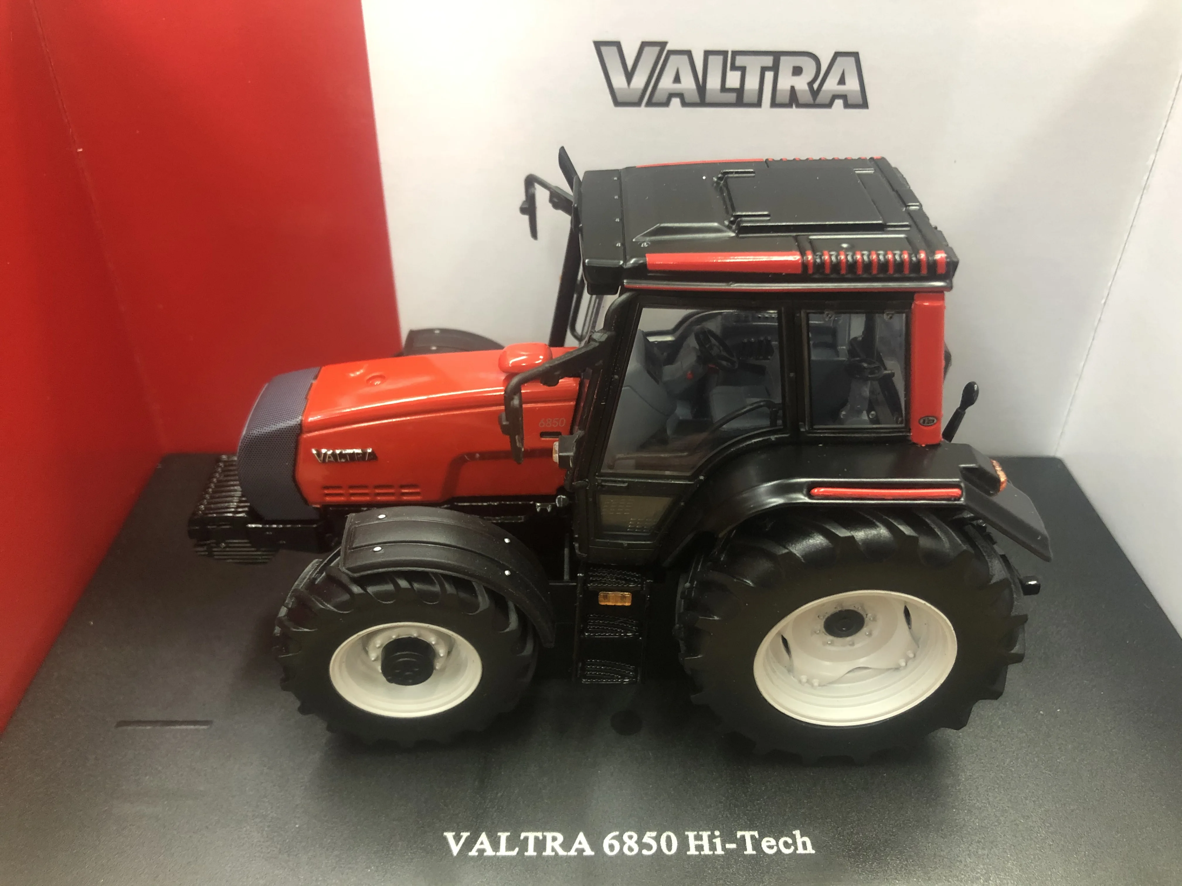 

UH 1:32 Valtra 6850 Hitech Victor сплав, модель 6285, подарки, Сувенирные игрушки