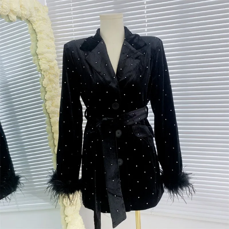 Женский приталенный блейзер с имитацией страусиных волос и длинным рукавом