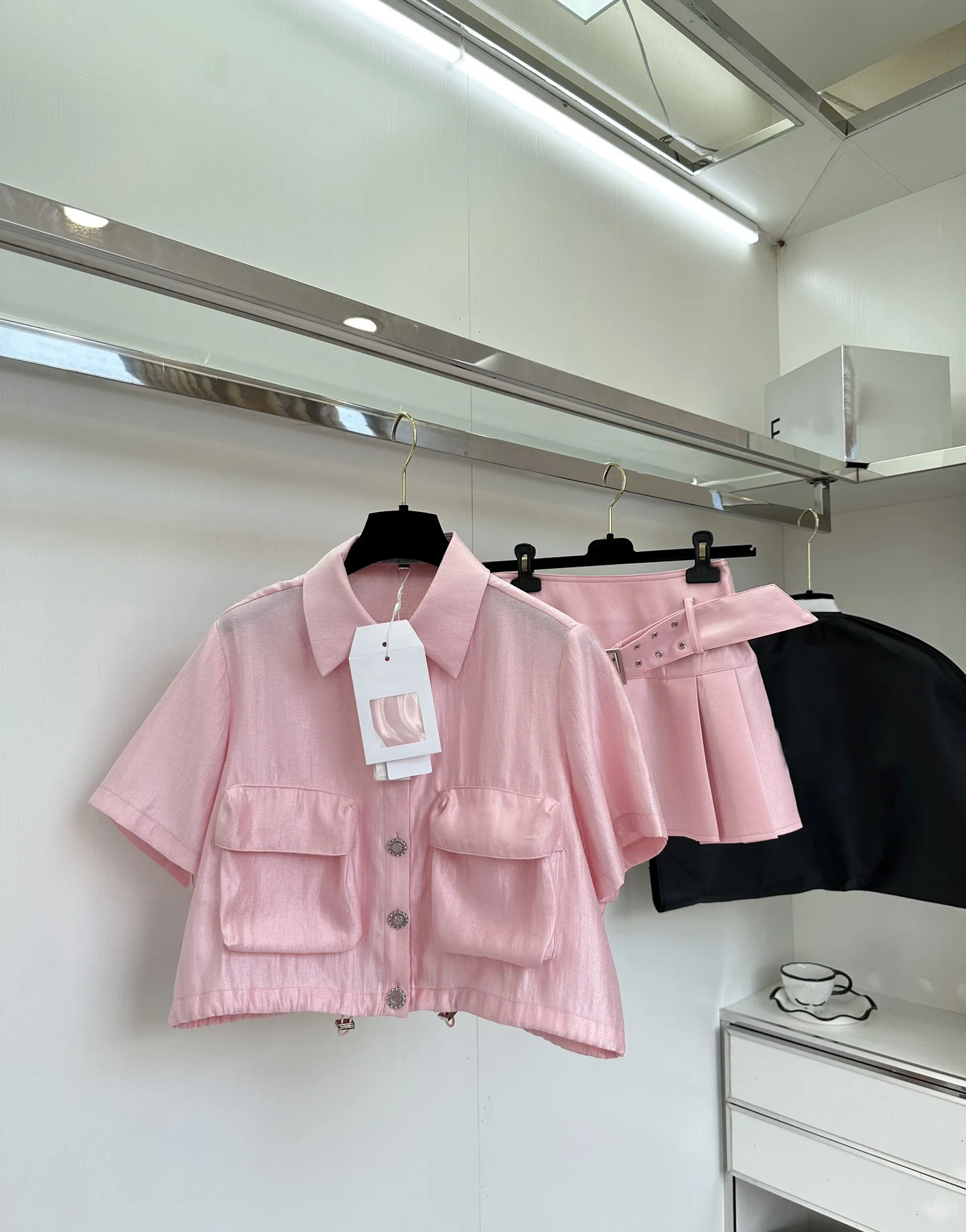 

A cropped jacket and pleated skirt will double with the hottie725
