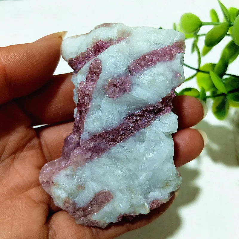 

Необработанный турмалин с цветком сливы EBET