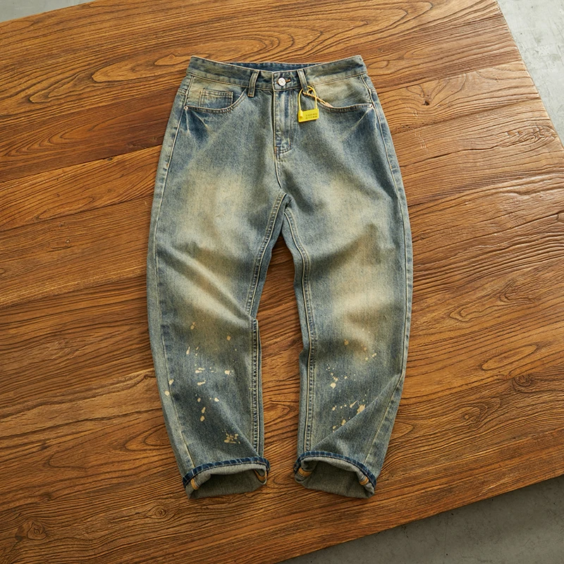 Винтажные модные брызги краски в аэрозоли чтобы сделать старые свободные джинсы