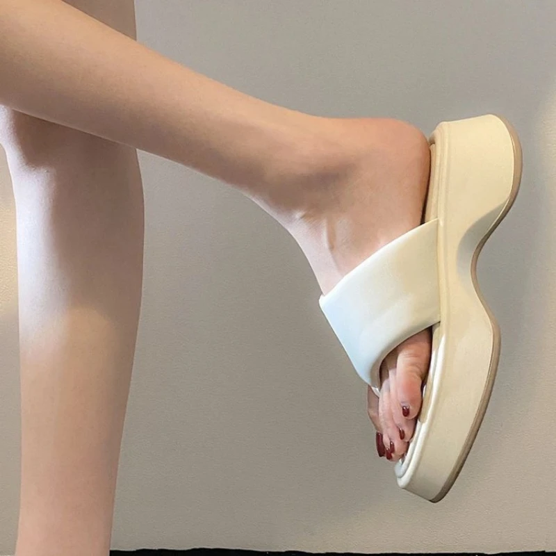 Summer New Women's Thick Soled Herringbone Slippers High Anti-skid Slippers Thick Soled Platform Solid Color Women's Sandals