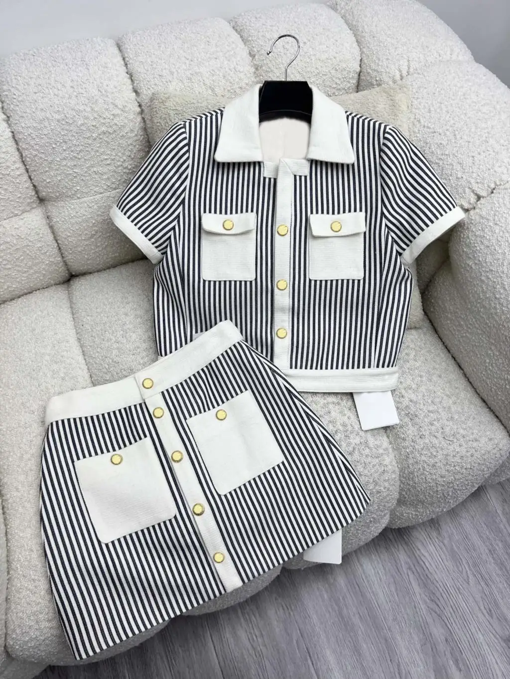 Короткий костюм с коротким рукавом