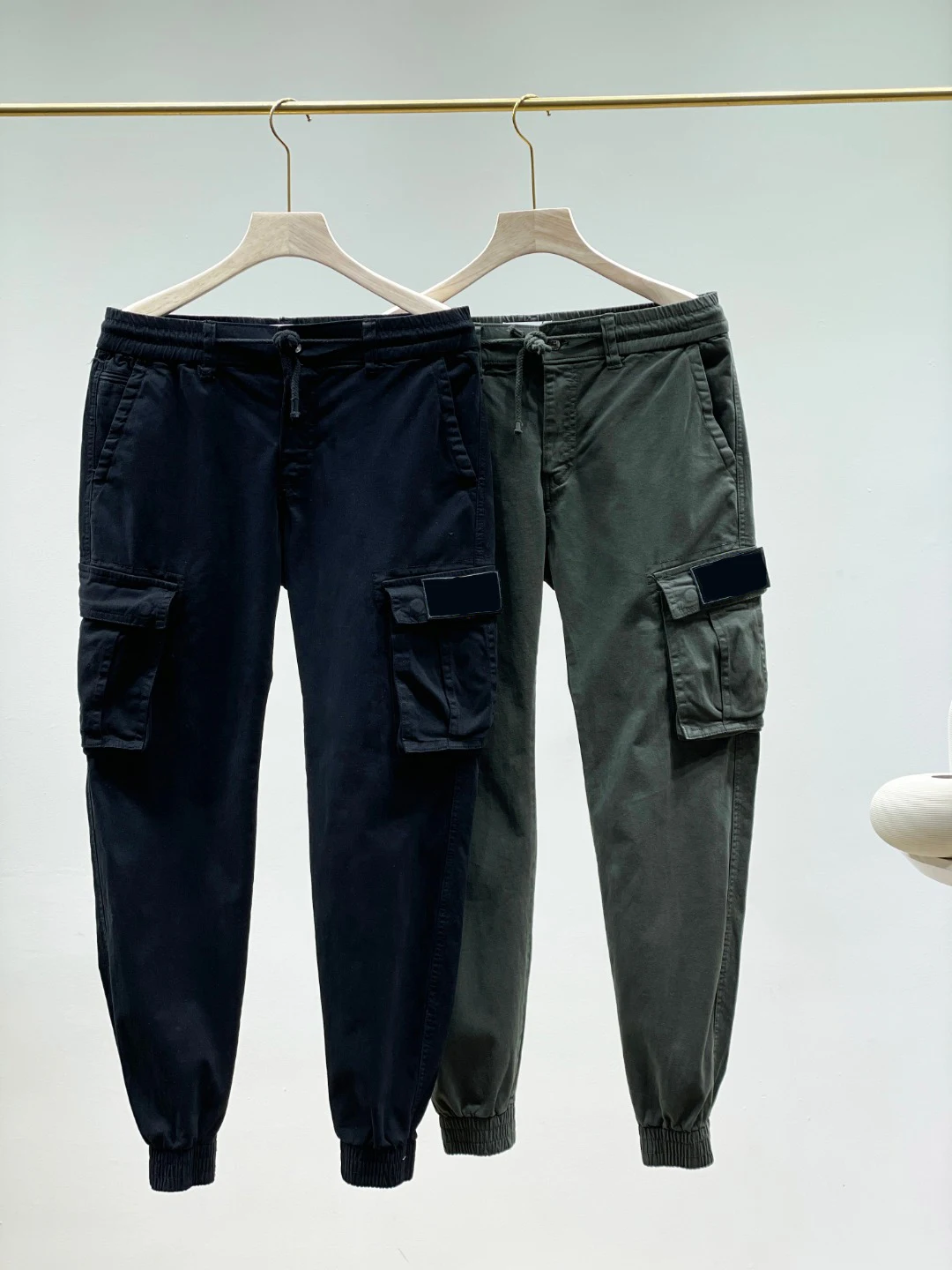 

Spring winter 2022 new men's casual sports solid color pants, large pockets breathable, fleece overalls