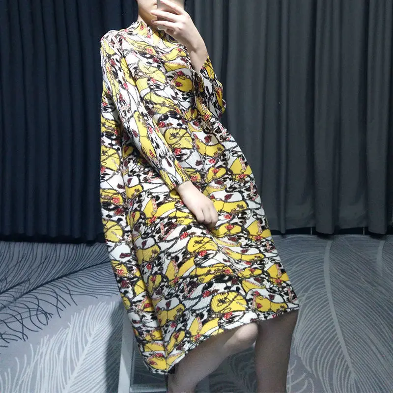 Middle-aged mother put wrinkled dress female 2023 spring new fashionable lady loose large size year-old half collar A word skirt