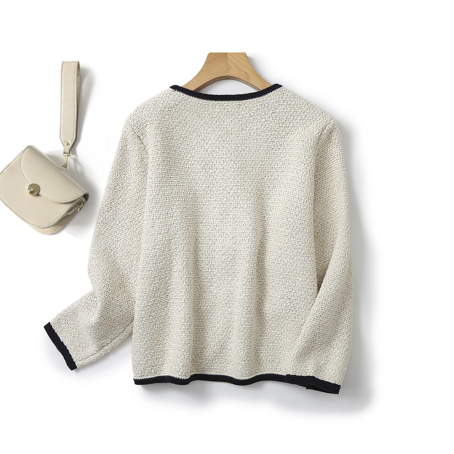 Женский короткий свитер с V-образным вырезом