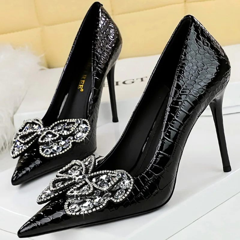 

BIGTREE Retro Western Style Party 10 CM High Heels Pumps Thin Heels Patent Leather Shallow Pointed Toe Crystal Bow Ladies Shoes