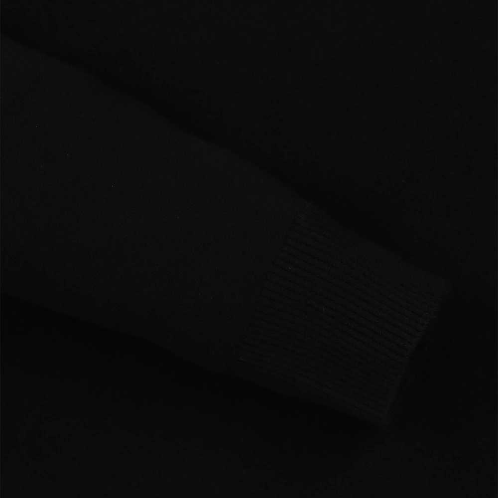 Покажите свой модный наряд. Женский теплый вязаный свитер. Изысканный и