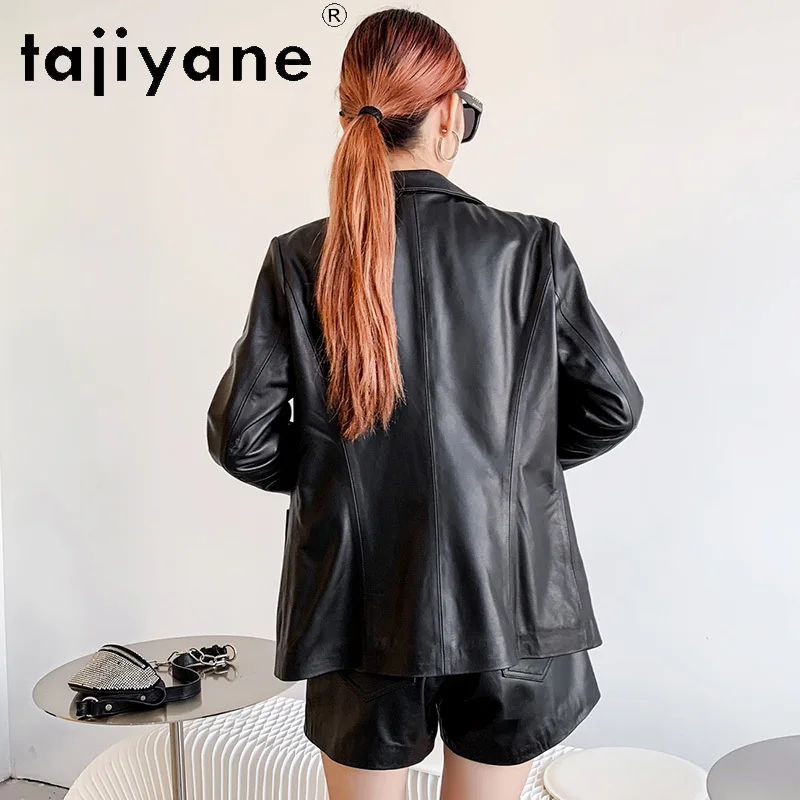 Женская кожаная куртка Tajiyane черная приталенная из натуральной овечьей кожи на