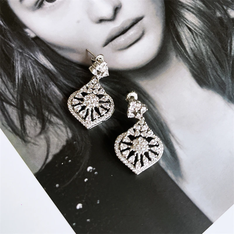 Европейский и американский ретро-дизайн с выдолбленным цирконом