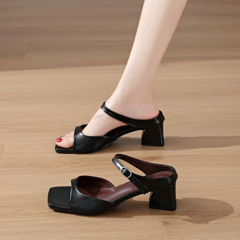 Фото Модные простые сандалии 2026 года с одной лямкой, нескользящие, с квадратным открытым носком, на массивном каблуке, тапочки №5