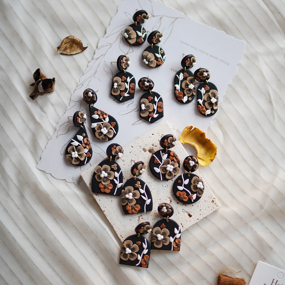 Модные модные висячие серьги с цветочным узором разных форм черные и синие из