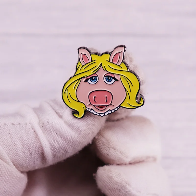 Эмалированная брошь с изображением героев шоу мисс свиньи Классическая