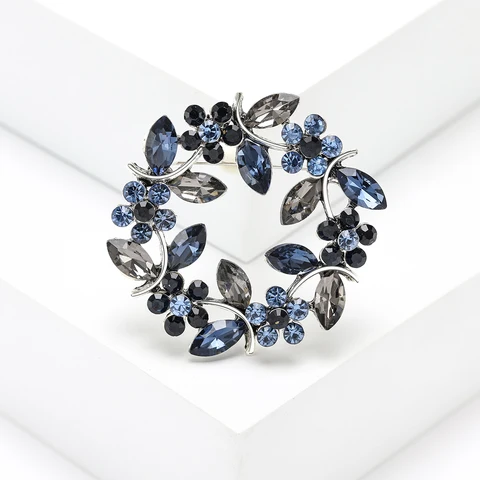 Брошь-венок со стразами