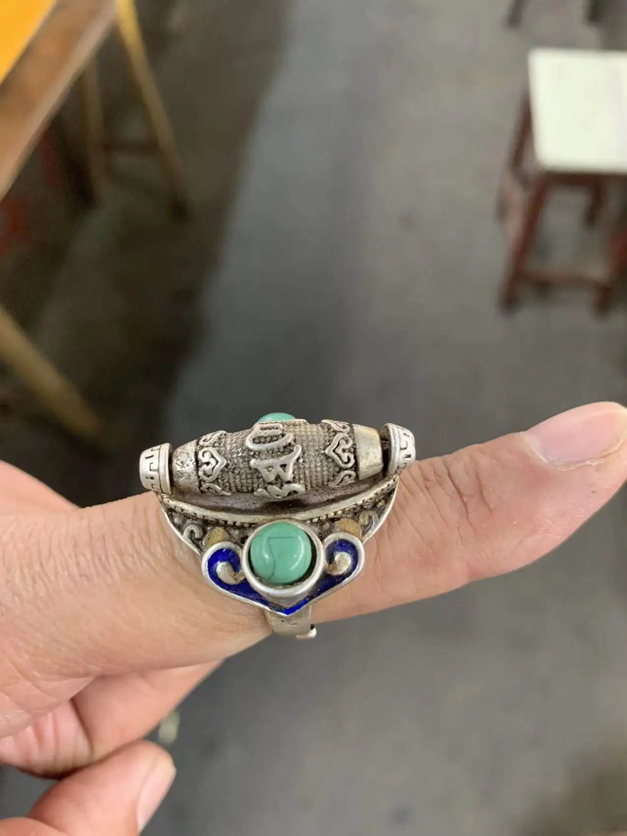 

Коллекция династии Цин тибетские красивые ювелирные изделия Серебряное и сапфировое кольцо, волшебное оружие, колесо может вращаться, бесплатная доставка