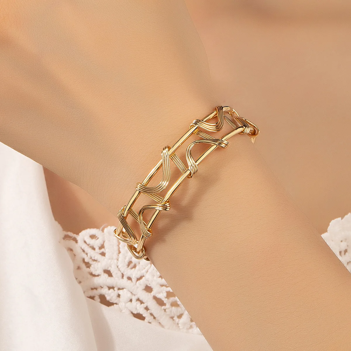 

F.J4Z 2022 Trendy Retro Designed Thorns Cuff Bangle For Women Party Show Jewelries Vintage Gift Gold Color Bracelet accessoires