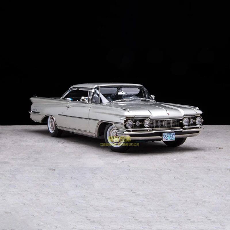 Литая модель автомобиля в масштабе 1:18 Oldsmobile 98 седан из сплава статический