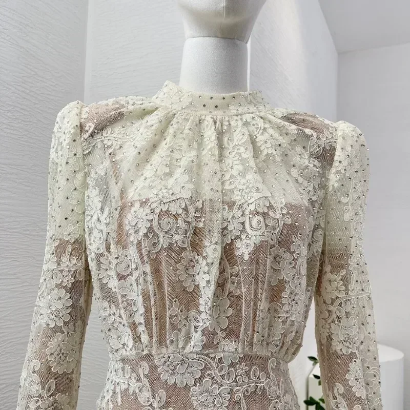 Изящное женское платье макси белое кружевное лоскутное с длинными рукавами