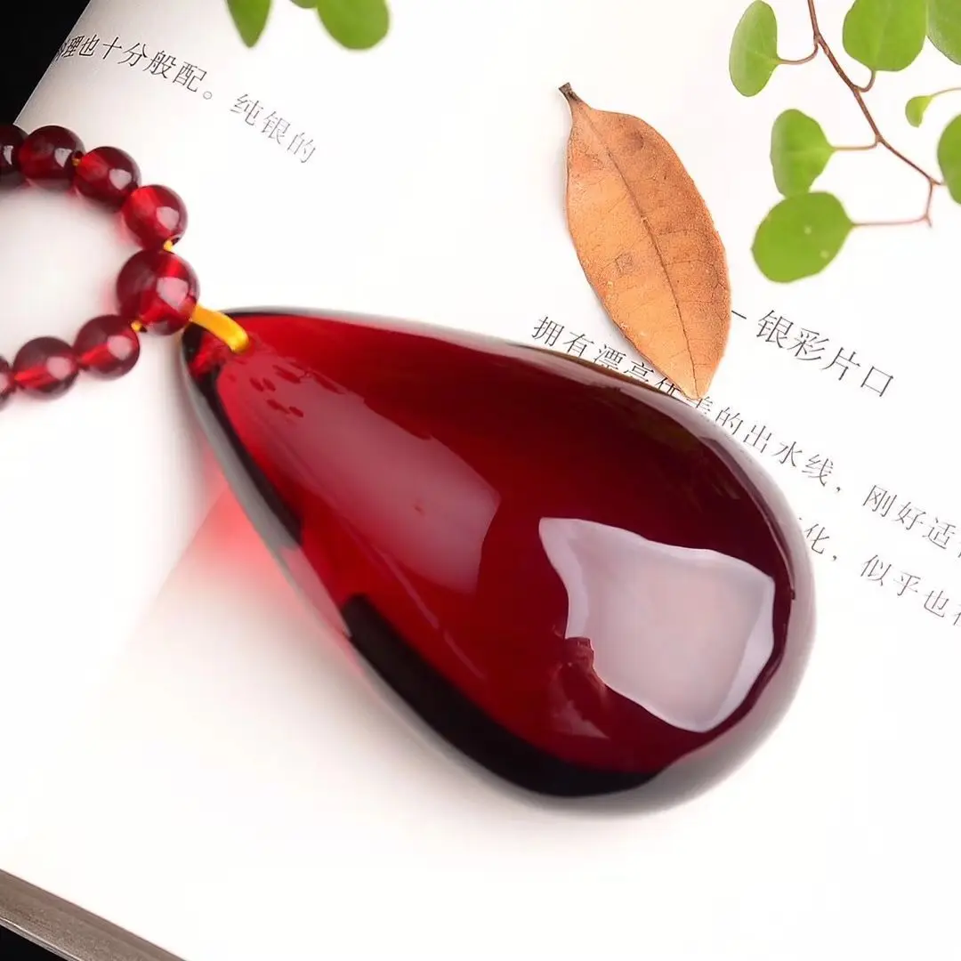 

Blood drop pendant 5A grade water purification individual transparent and impurity-free, when wearing a simple and elegant