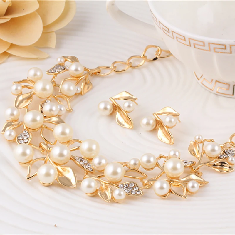 

Lamyesi Light Luxury Pearl Rhinestone Necklace Earrings Jewelry Set for Women Trend Hollow Leaves Shaped Metal Neck Chain Design