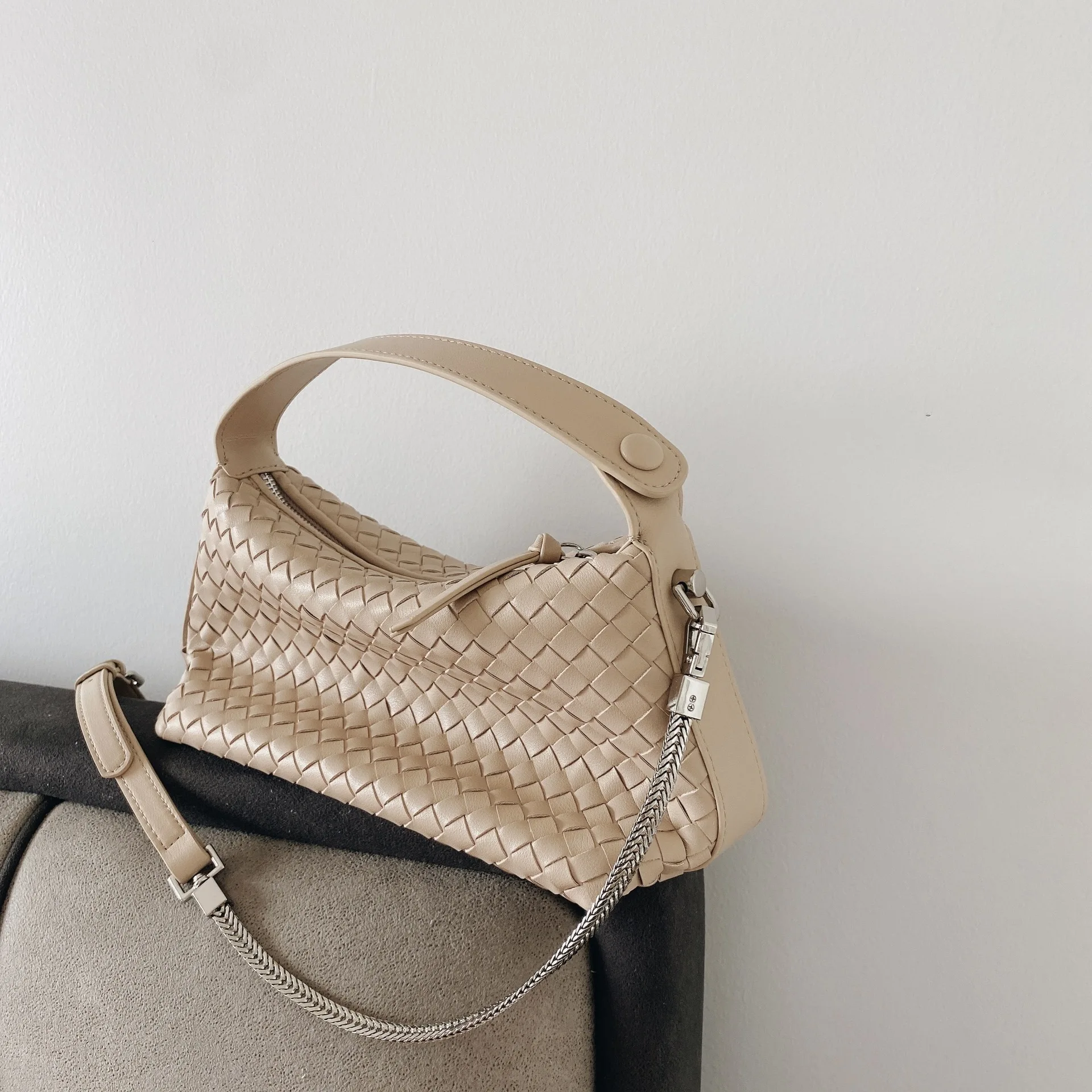 

2022 New Fashion Versatile Small Bag Hand Woven Chain Dumpling Bag One Shoulder Portable Messenger Bag Designer Bag