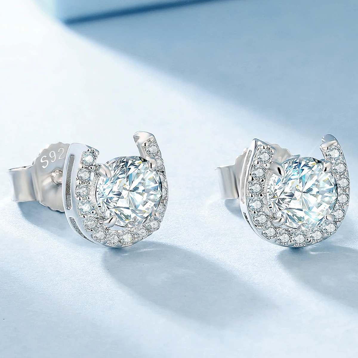 Женские серьги-гвоздики с муассанитом сертификат GRA белое золото 14 карат