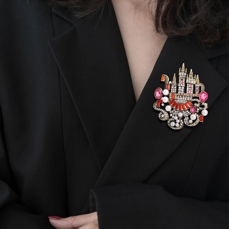 Retro European Castle Pin Brooches for Women Fashion Alloy Rhinestone Pins Temperament Personality Color Crystal Pearl Corsage