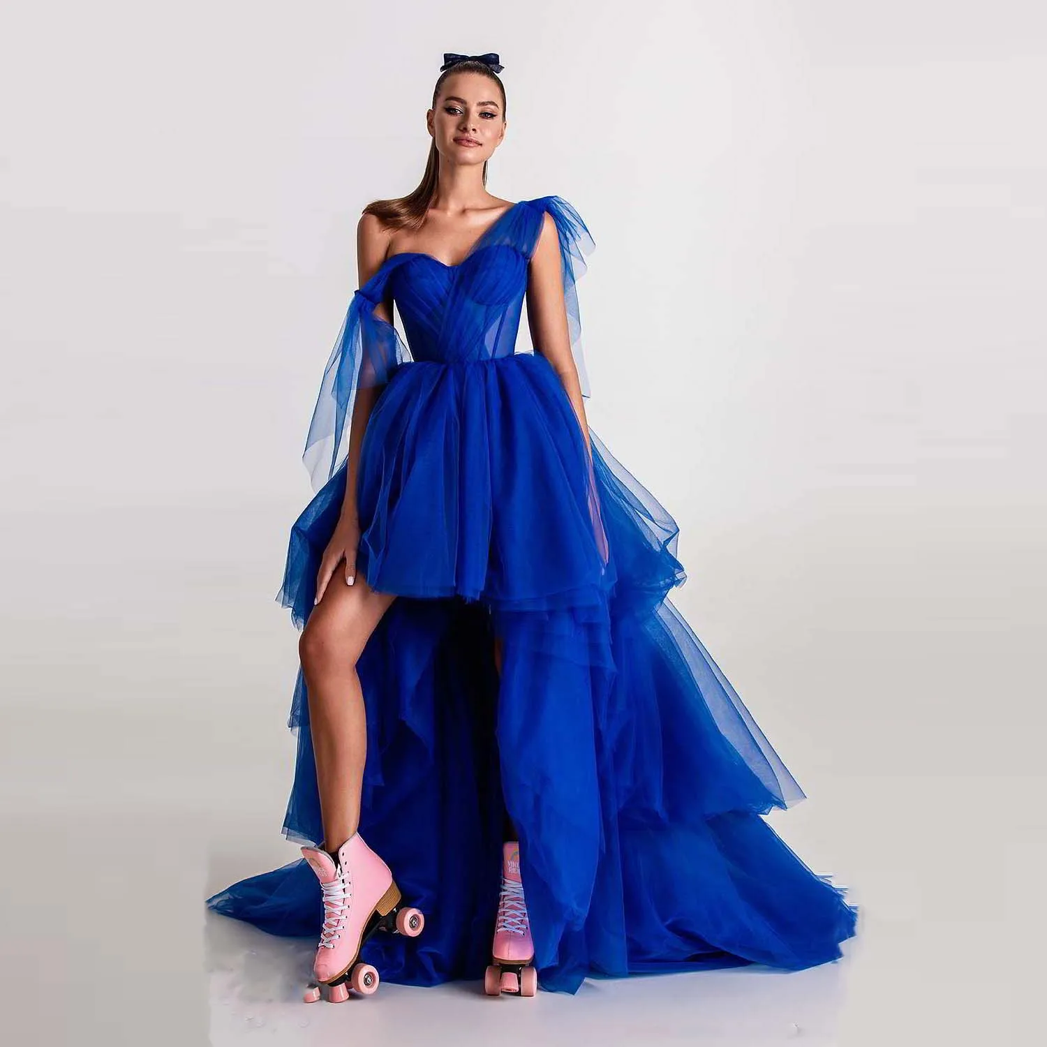 

Сексуальные платья для выпускного вечера с высоким и низким вырезом пышные Королевского синего цвета женские платья для выпускного вечера с открытыми плечами многослойный длинный шлейф индивидуальный пошив одежда для дня рождения