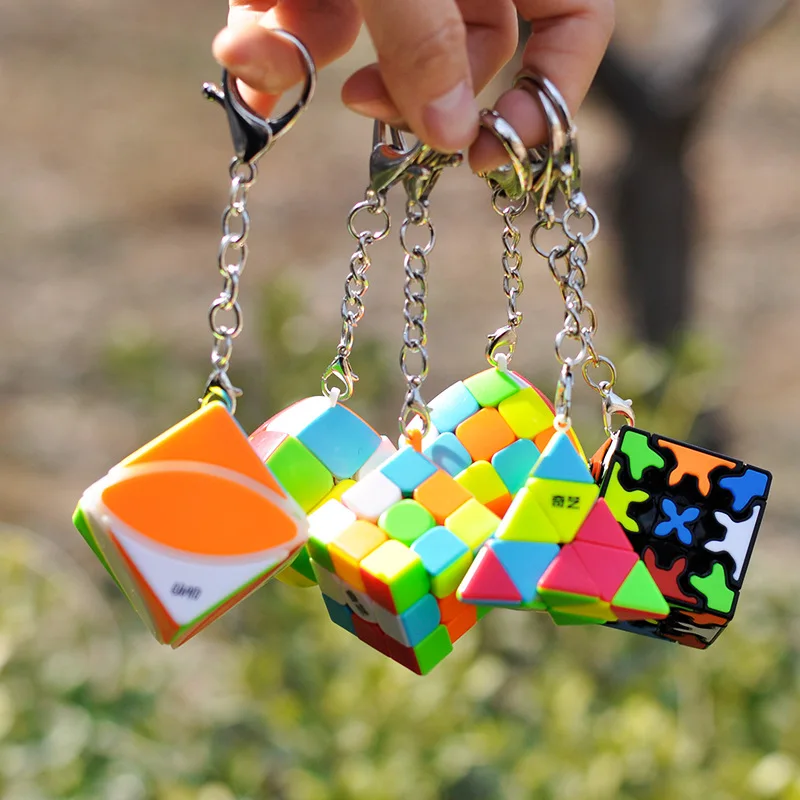 

Mini 3x3x3 Magic Cube Keychain Small Bread Jelly Maple Leaf Gear Pyraminx Keychain Series Magic Cube Puzzle Toys Adult Kids Gift