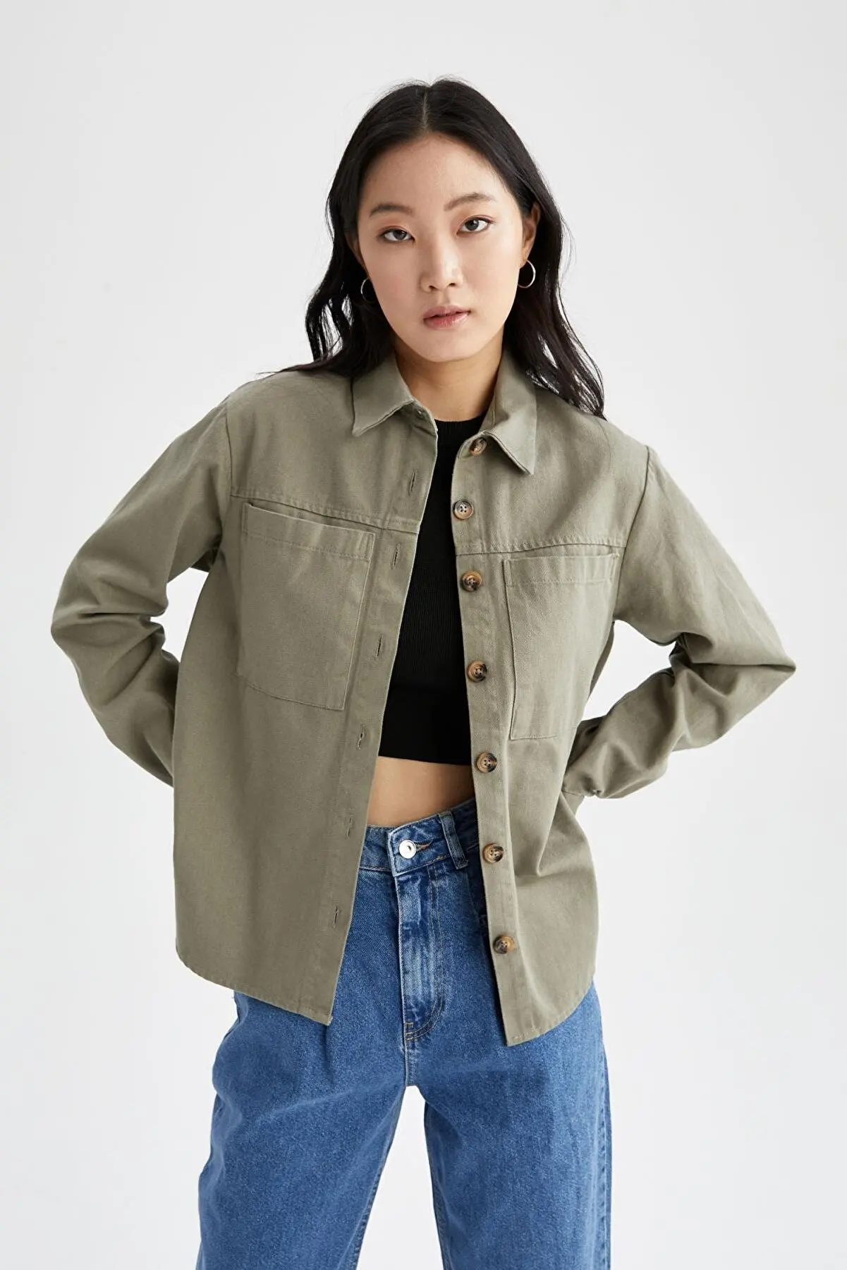 

Рубашка женская оверсайз из габардиновой ткани с двумя карманами, 234048287