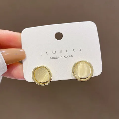 Серьги-гвоздики гуантуо с бежевым опалом