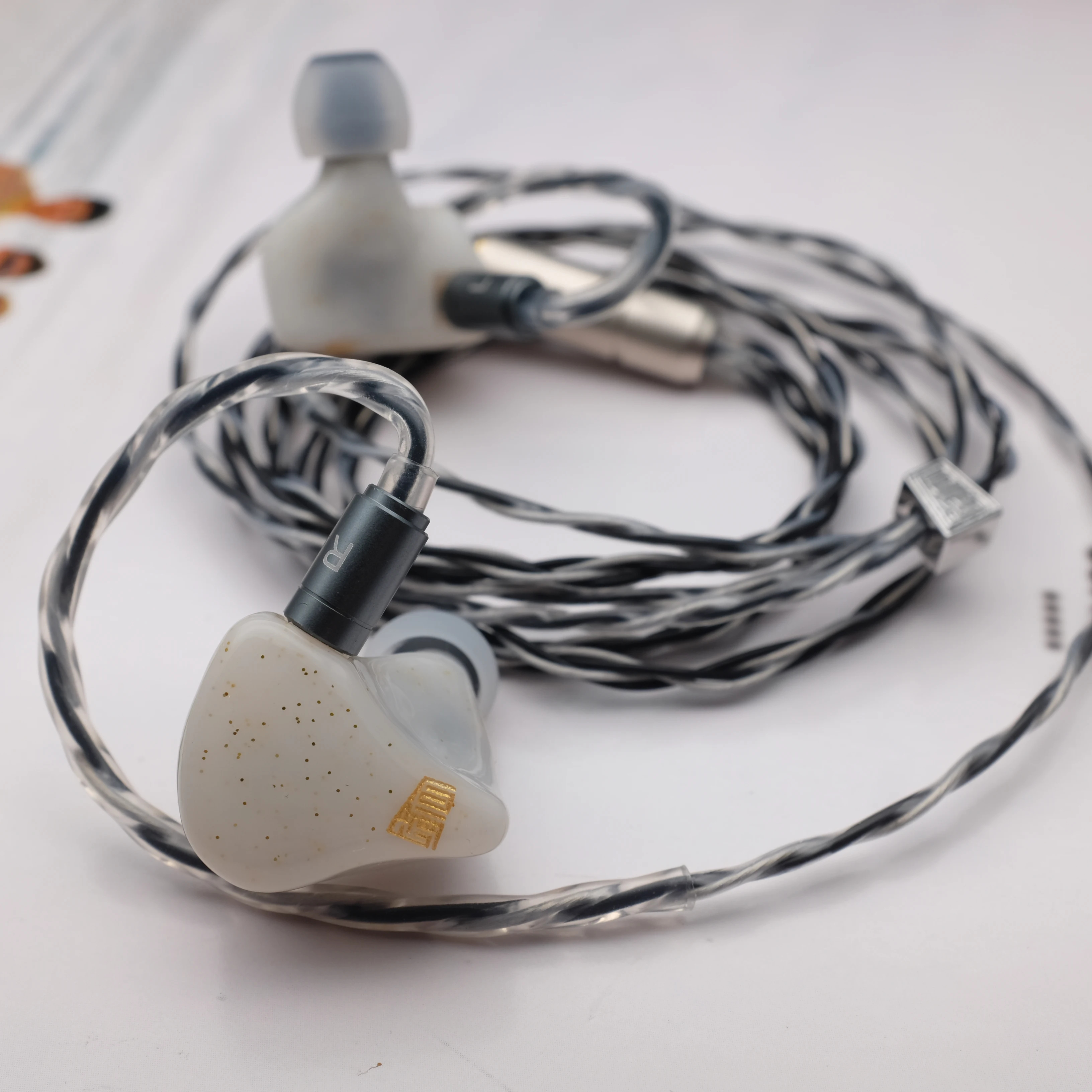 Высококачественные наушники IEMs с изображением пяти сбалансированных якорей от
