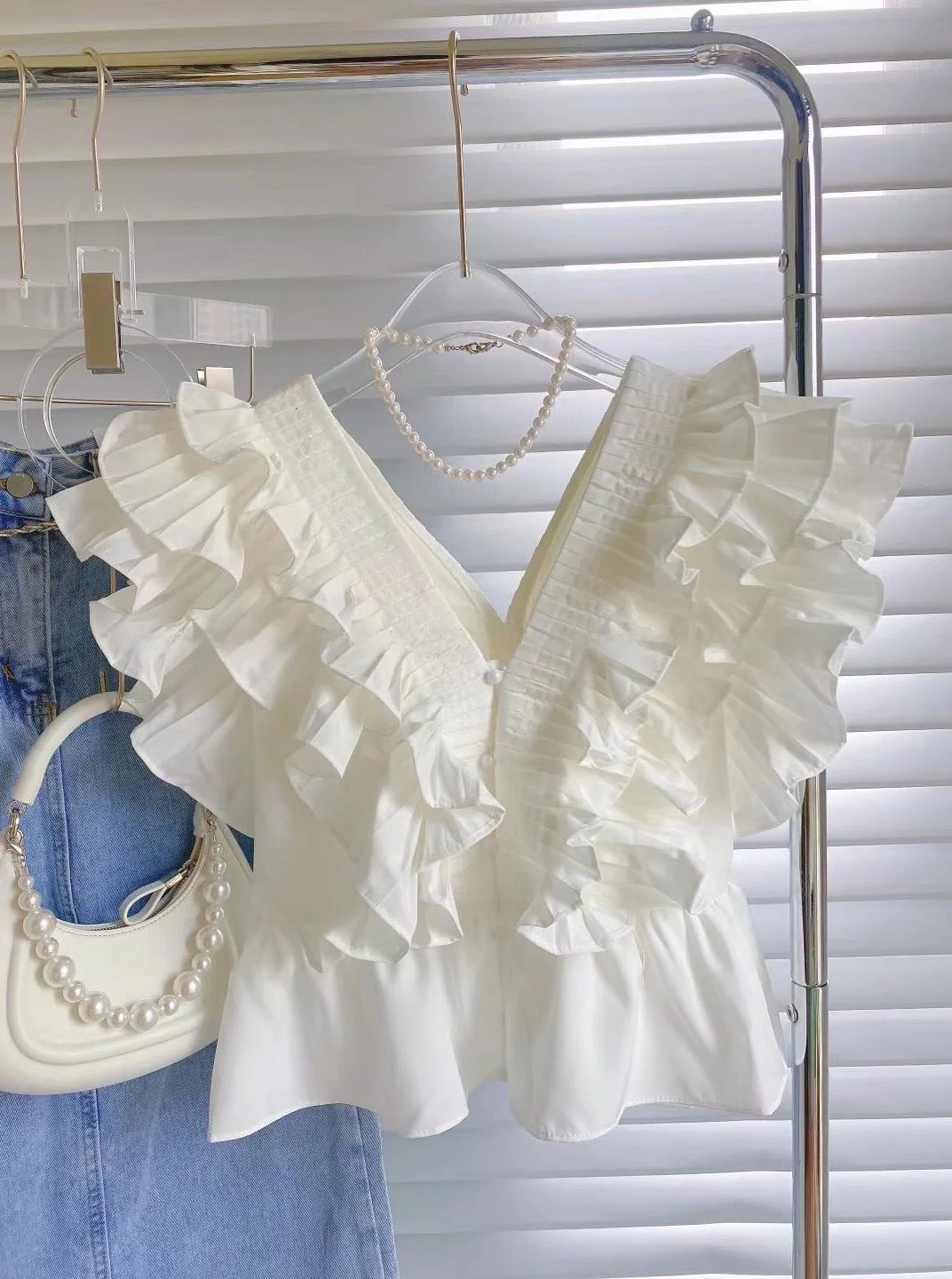 Белые рубашки без рукавов с v-образным вырезом и оборками женские летние