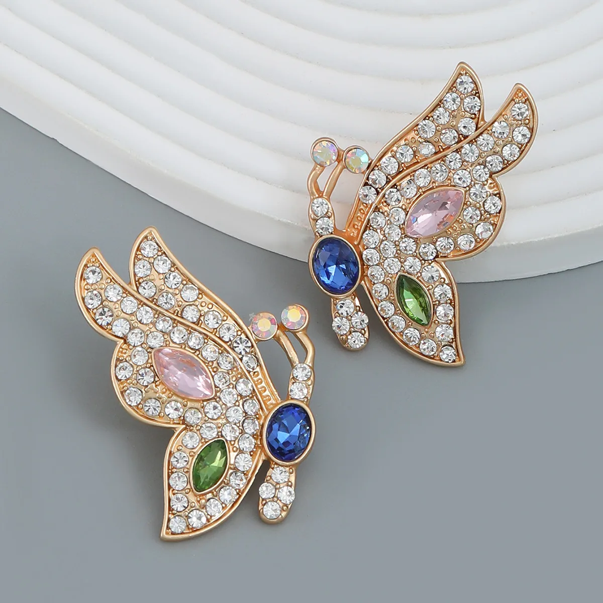 2023 New Baroque Metal Rhinestone Butterfly Stud Earrings for Women Girls Luxury Crystal Earrings Statement Jewelry Wholesale