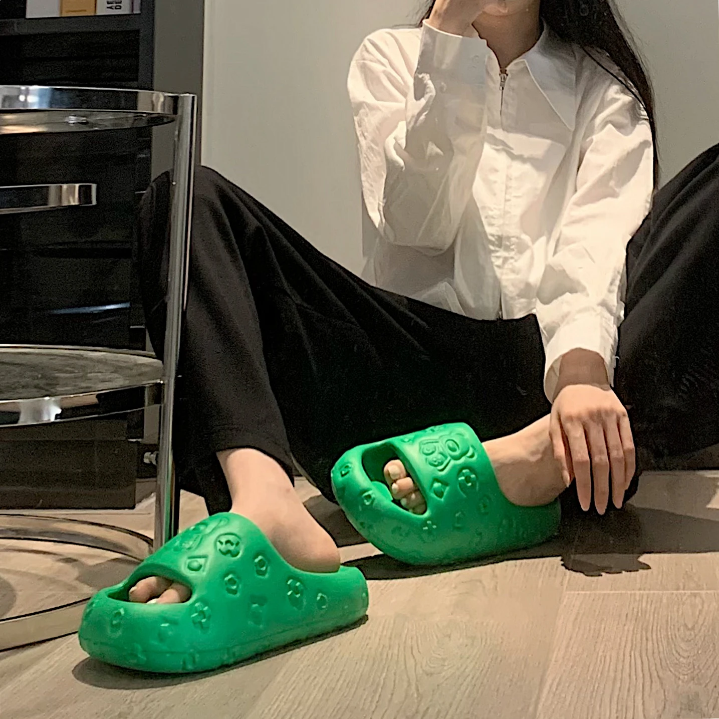 New Couple Fashion Bear cute Non-slip Thick-soled Indoor and Outdoor Slippers Men's Flip Flops Women Street Sandals Graffiti