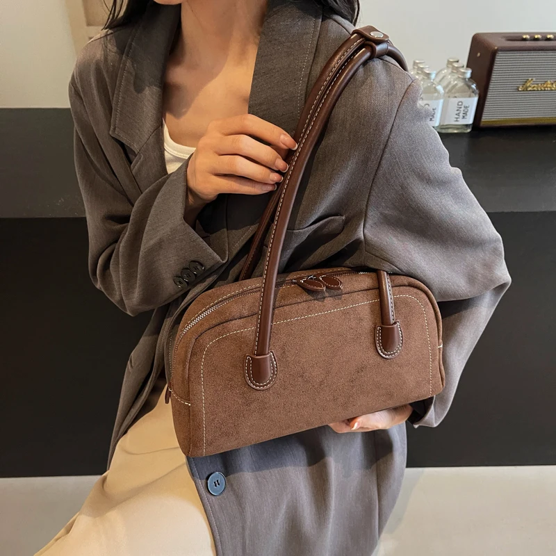 Замшевая сумка-мессенджер на плечо