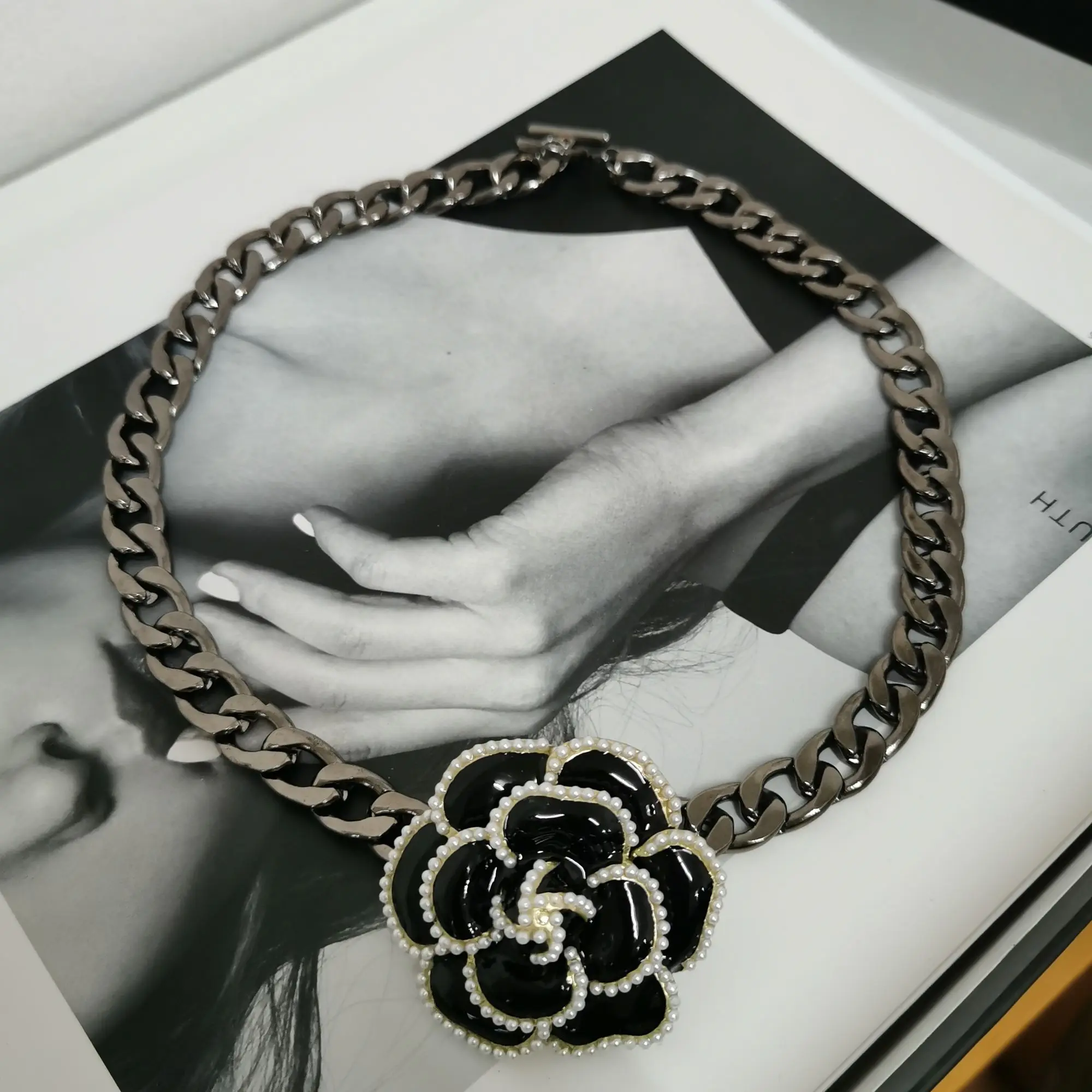 

Роскошная цепочка, черная Камелия, светлый цветок, ожерелье, простой кулон, цепочка до ключиц