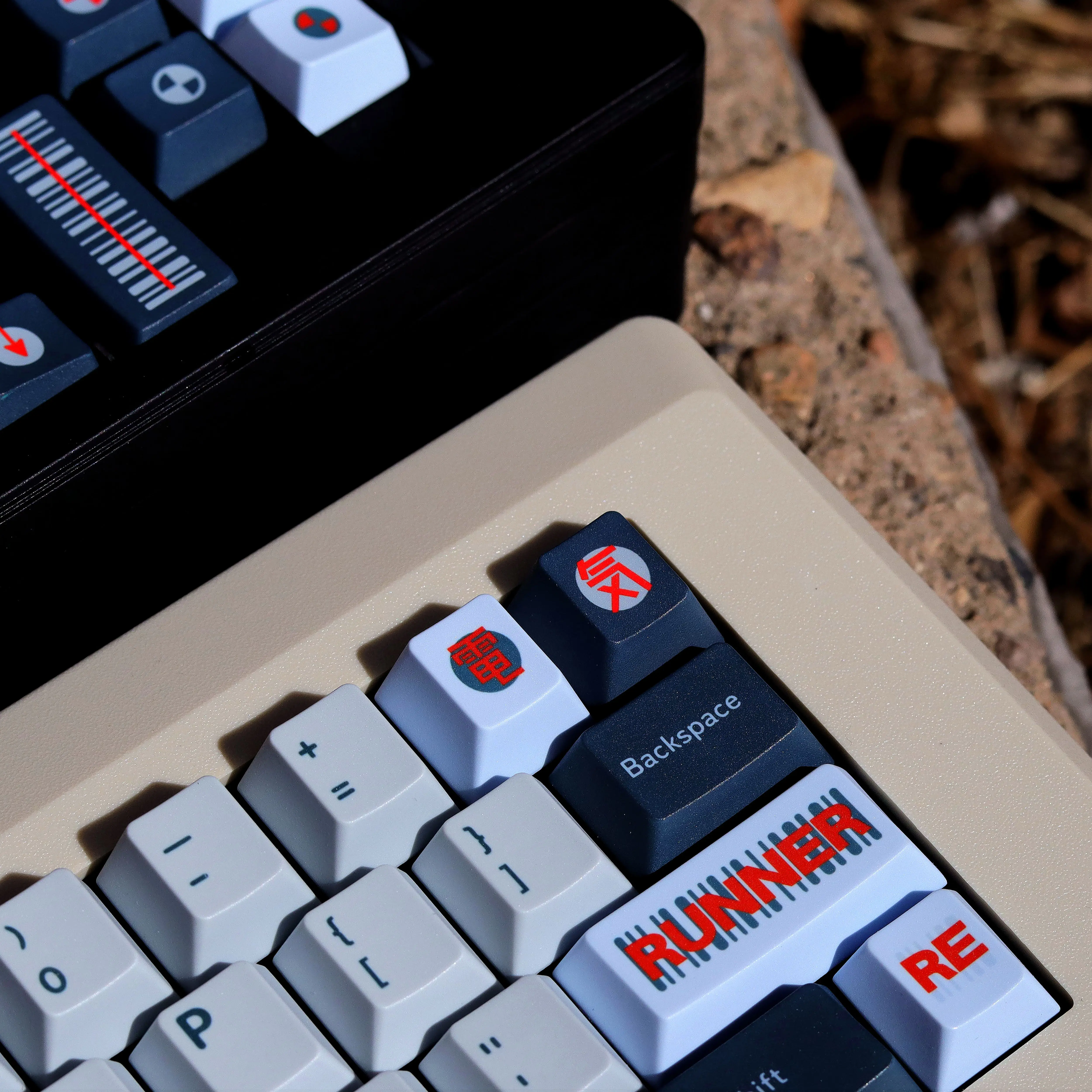 Фото Механические кейкапы Keebox Runner Electric PBT с сублимационной печатью, профиль Cherry, полный комплект для самостоятельной сборки №3