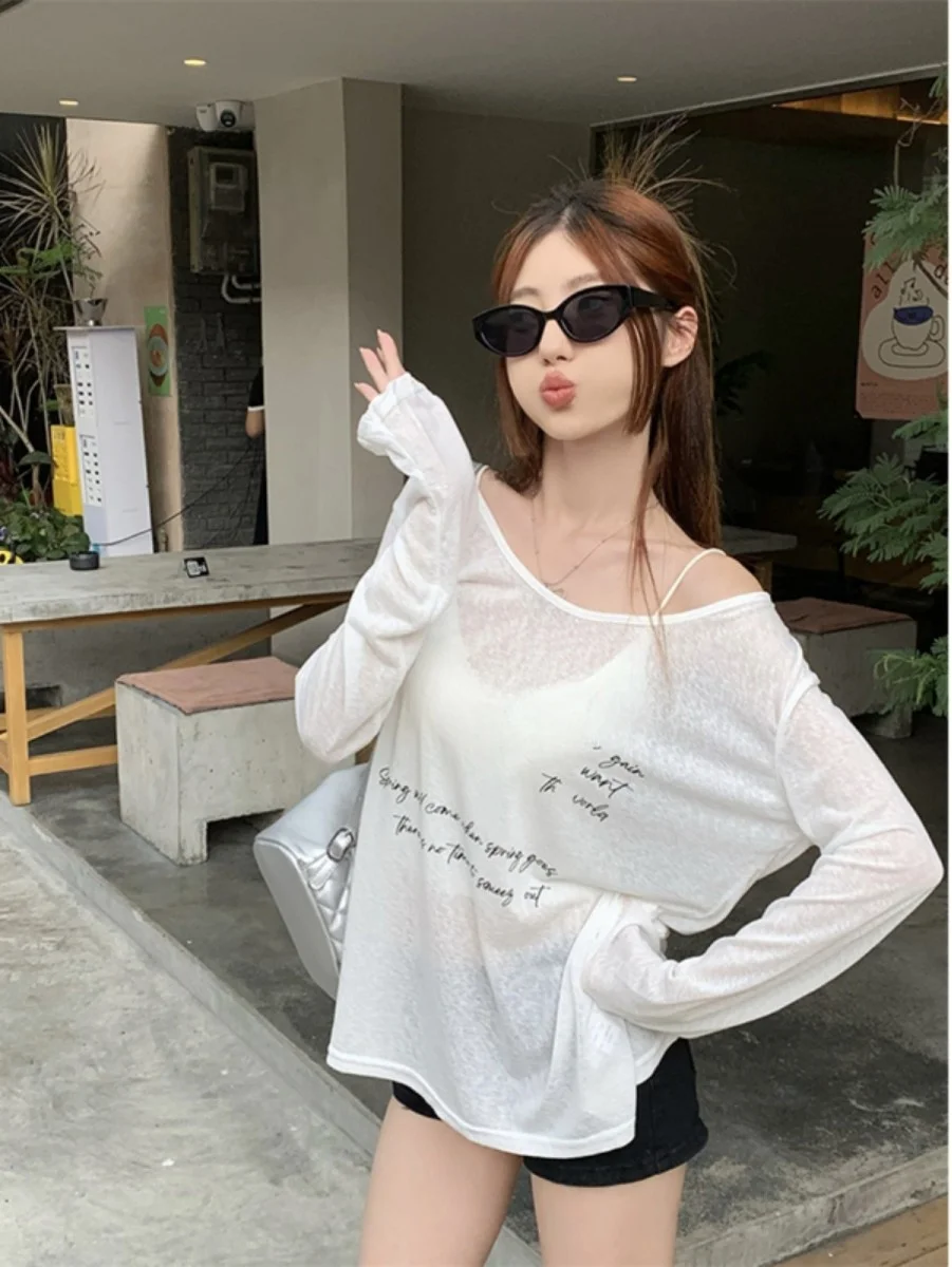 Тонкая слегка прозрачная футболка Pure Desire с большим вырезом и открытой ключицей