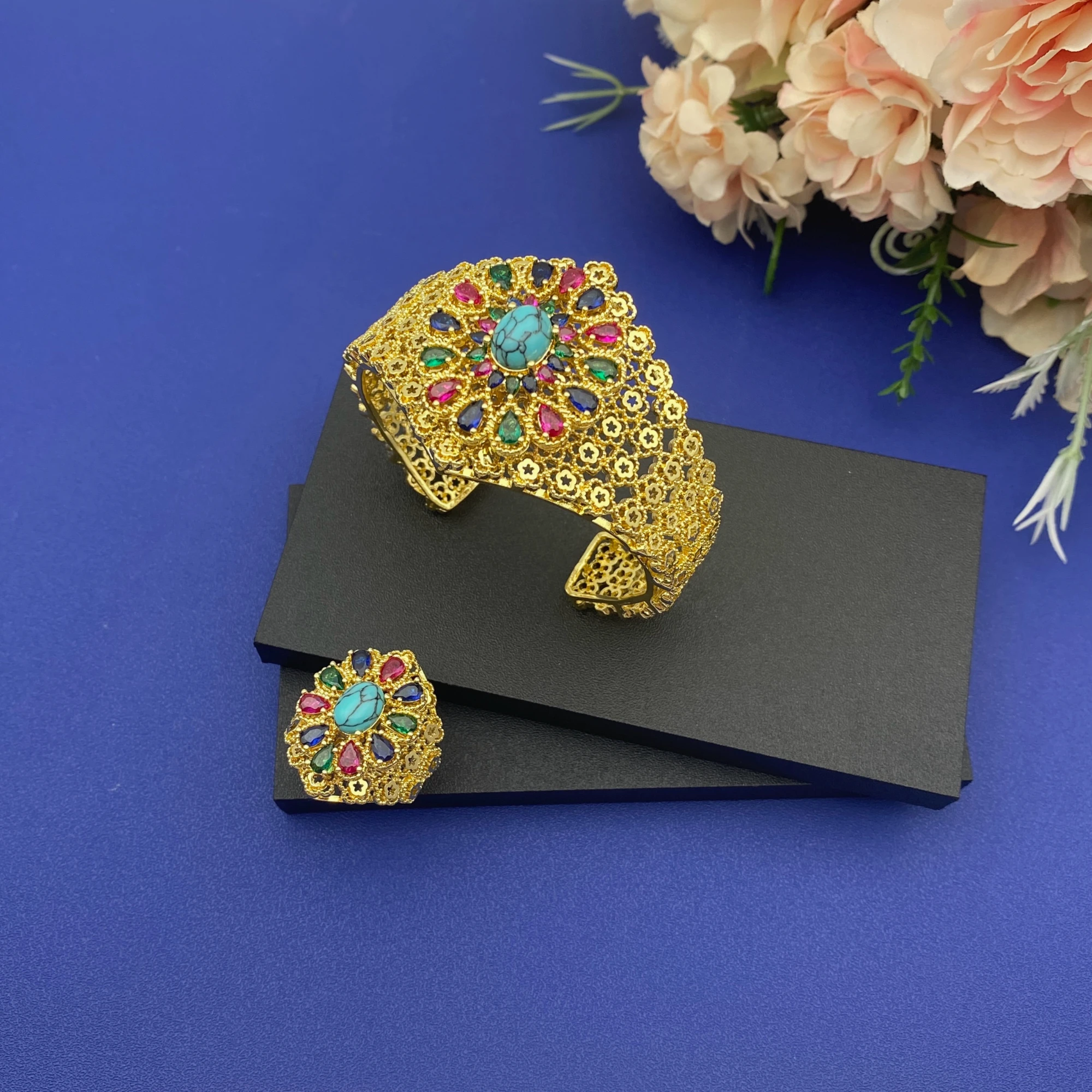 Фото Набор женских украшений Flora Luxury: позолоченное медное кольцо и регулируемый открытый браслет с цирконами, в подарочной коробке, для повседневного ношения №4