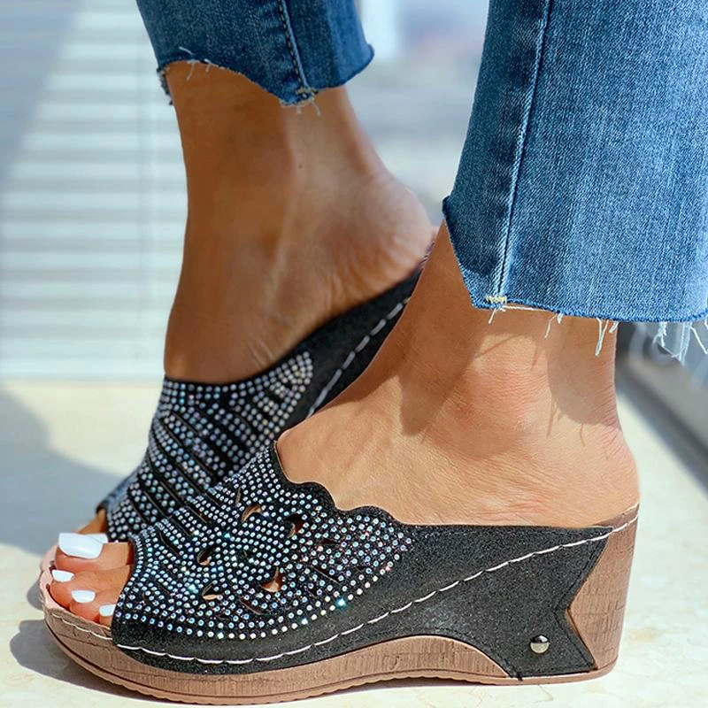 Летние женские туфли на танкетке платформе со стразами шикарные сланцы с