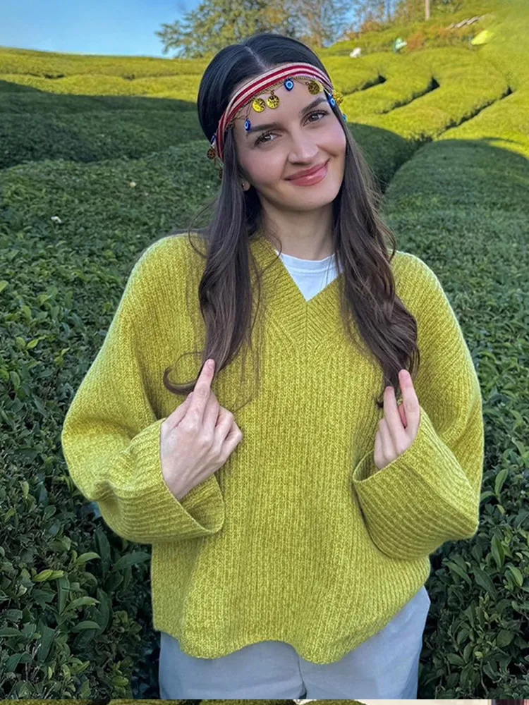 Модный зеленый свитер с v-образным вырезом и длинными рукавами элегантный