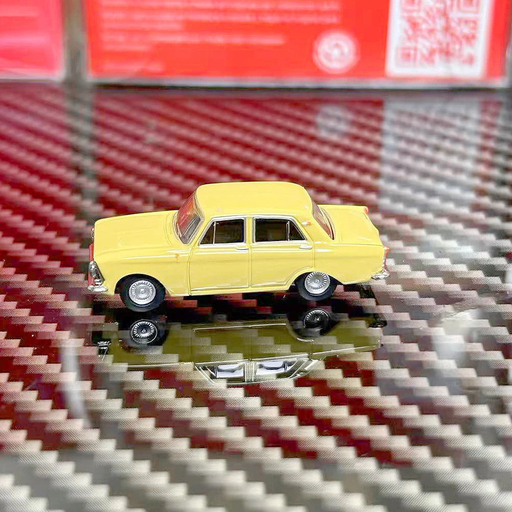 Фото Масштабная модель автомобиля Herpa 1/87, желтая, пластиковая, отличная коллекционная модель для подарка. №3