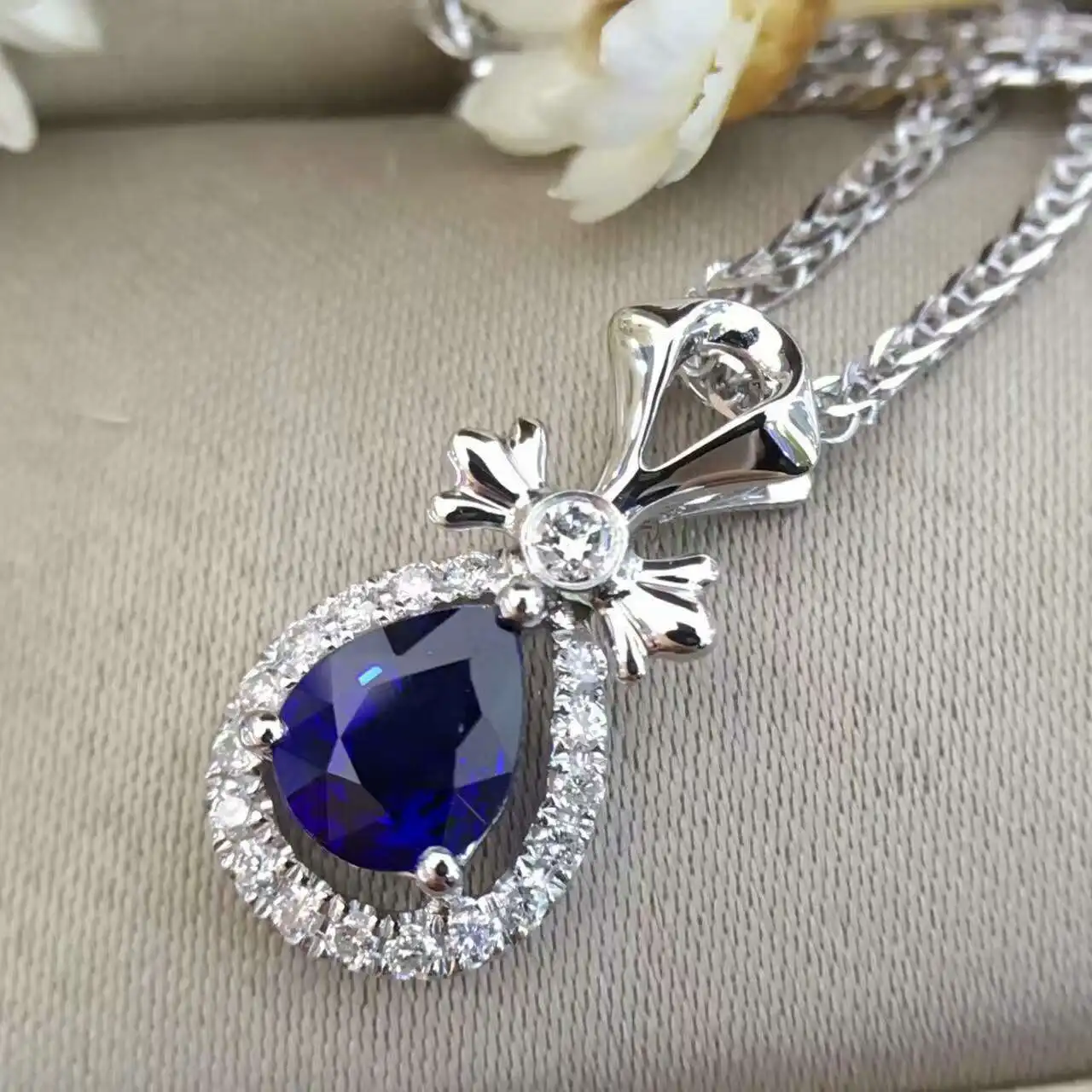 

Starfield 18K White Gold 0.15carat Diamond Encrusted Sri Lanka 1.6carat Sapphire Pendant Necklace with Chain for Women Certified