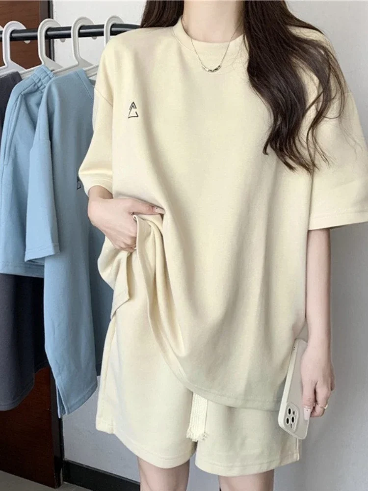 Короткий женский спортивный костюм в корейском стиле