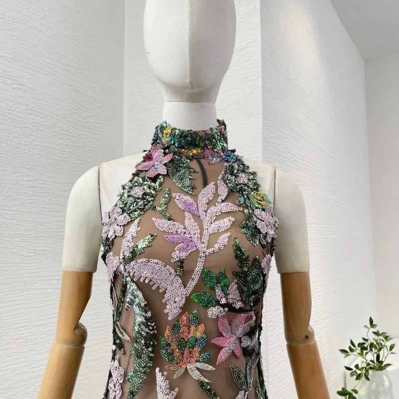 Женское мини-платье с блестками и лямкой на шее