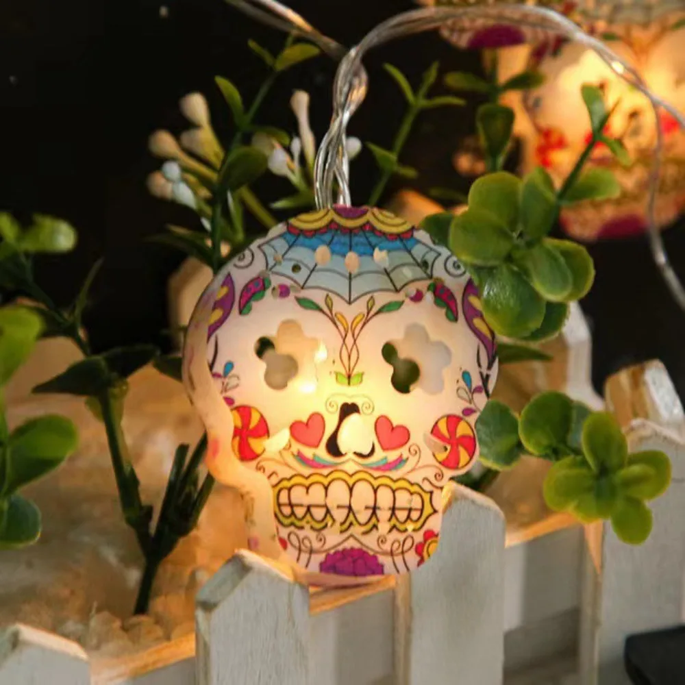 

Окрашенная голова-скелет, дневные огни, ужасная атмосфера, Хэллоуин, сказочные огни, привидение, фестиваль, ночное освещение, декоративная лампа