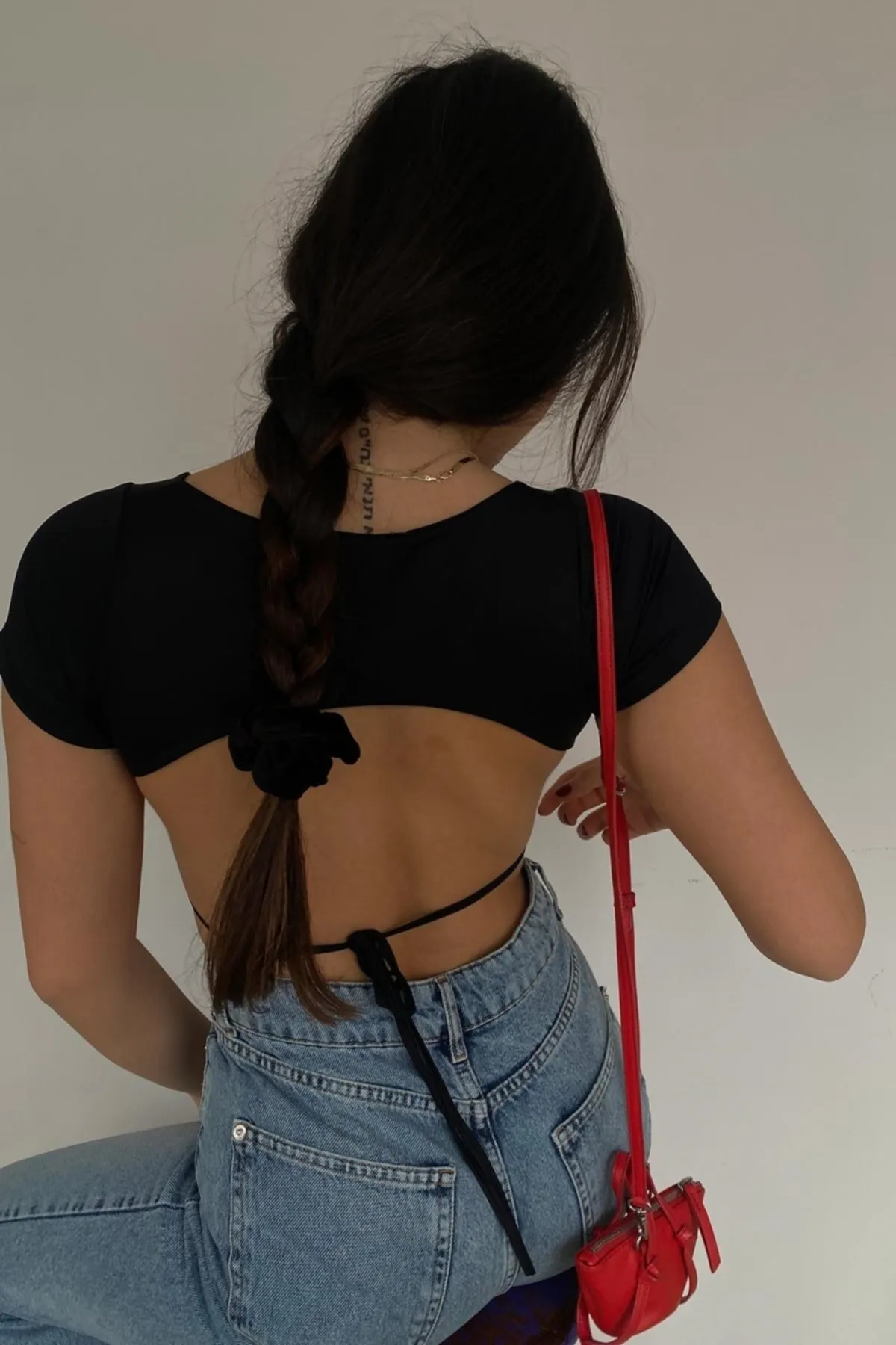 

Женская летняя укороченная блузка с глубоким вырезом на спине